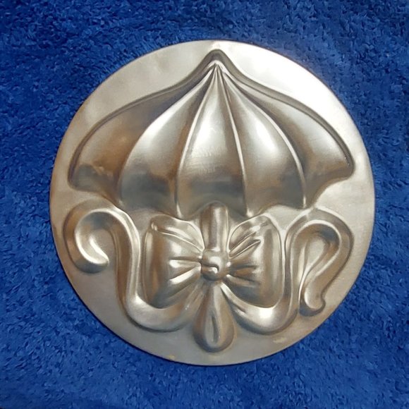 Multi-Event Cake Pan Set with 7 inserts - WIlton - Picture 7 of 14